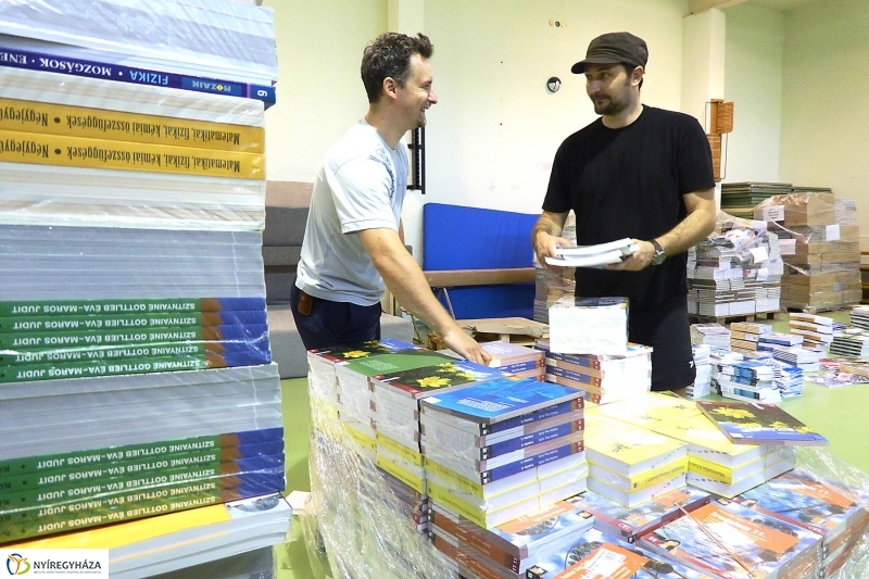 Megérkeztek a tankönyvek - fotó Szarka Lajos
