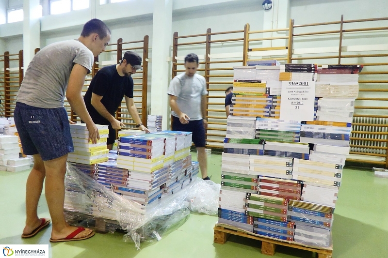 Megérkeztek a tankönyvek - fotó Szarka Lajos