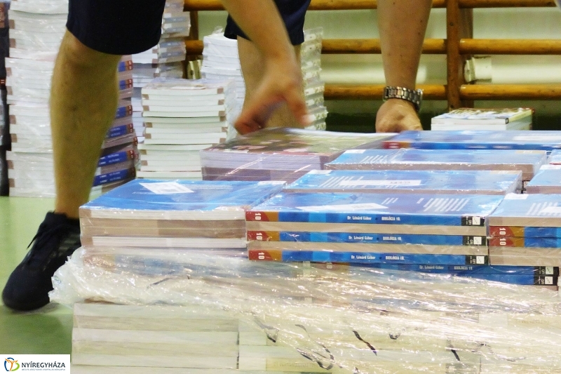 Megérkeztek a tankönyvek - fotó Szarka Lajos