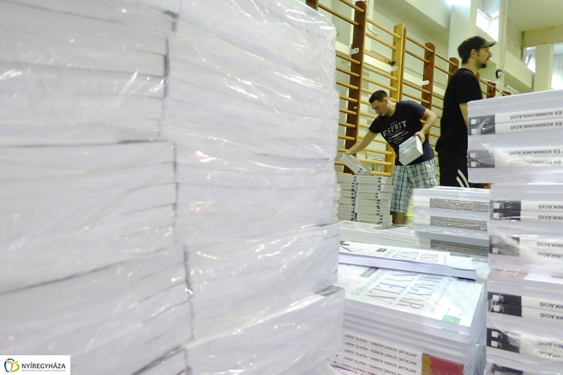 Megérkeztek a tankönyvek - fotó Szarka Lajos