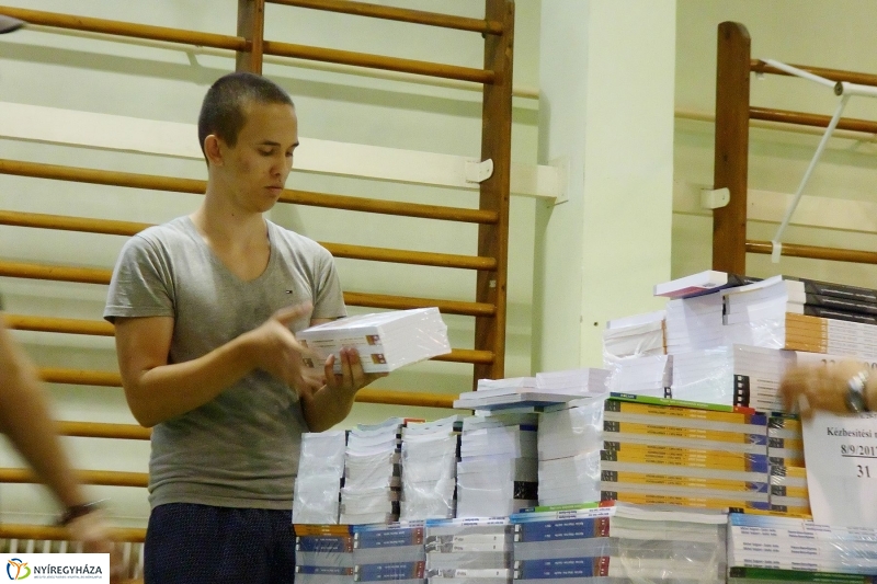 Megérkeztek a tankönyvek - fotó Szarka Lajos