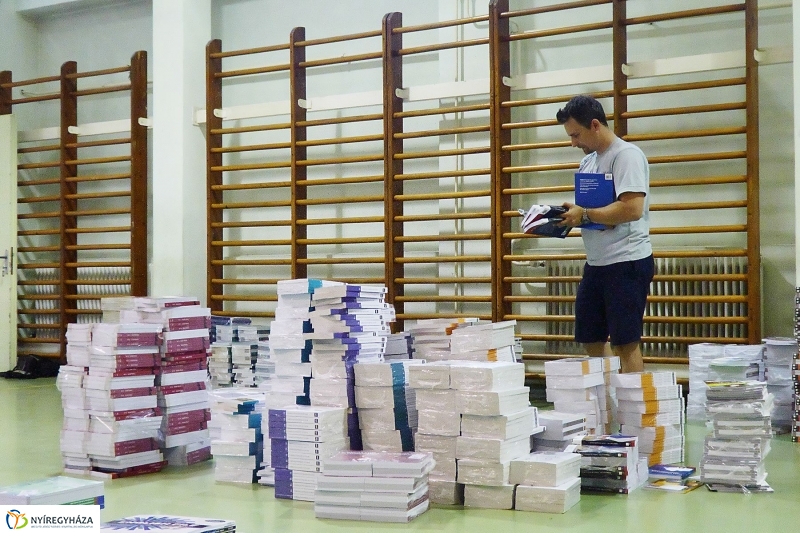 Megérkeztek a tankönyvek - fotó Szarka Lajos