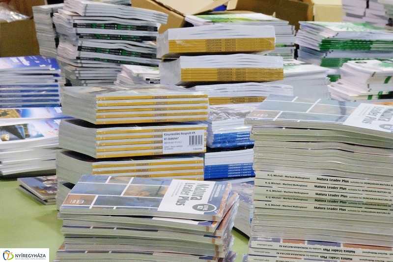 Megérkeztek a tankönyvek - fotó Szarka Lajos