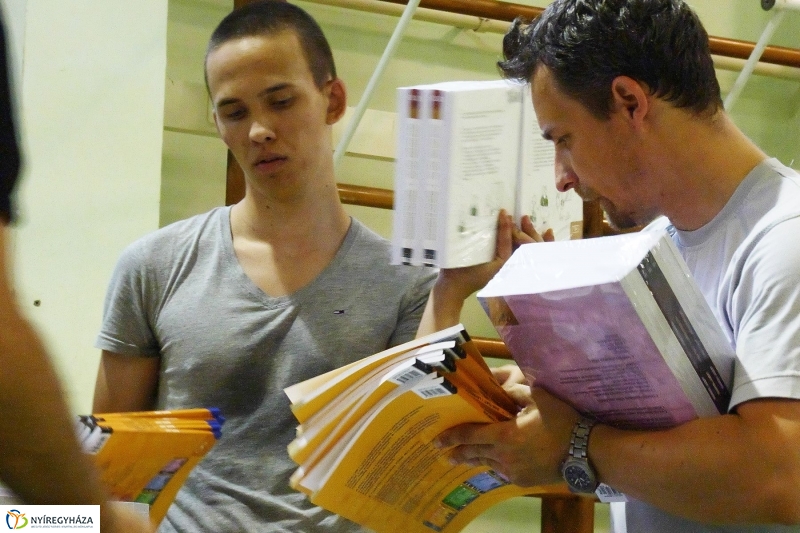 Megérkeztek a tankönyvek - fotó Szarka Lajos