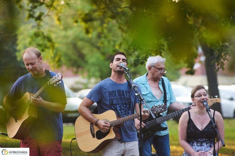 Kis esti zene Sóstón - fotó Szarka Lajos