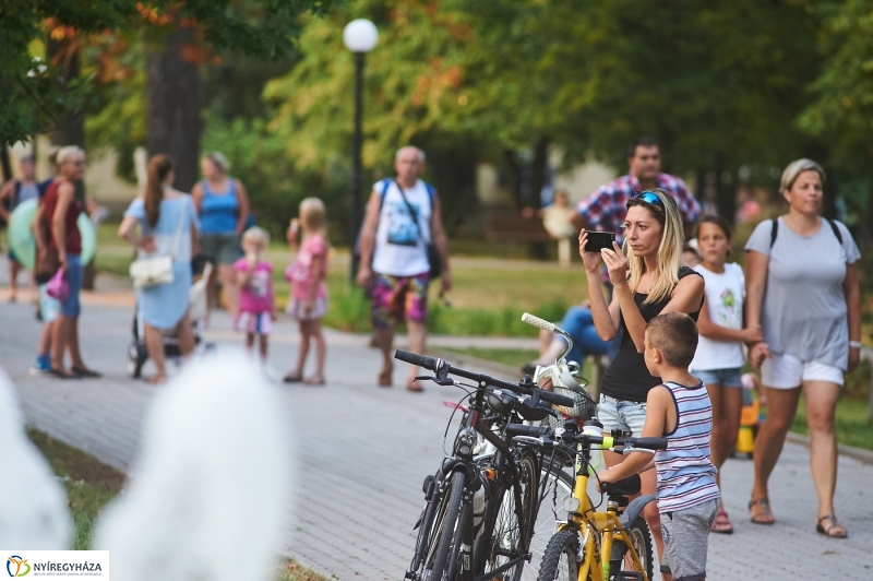 Kis esti zene Sóstón - fotó Szarka Lajos