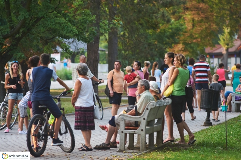 Kis esti zene Sóstón - fotó Szarka Lajos
