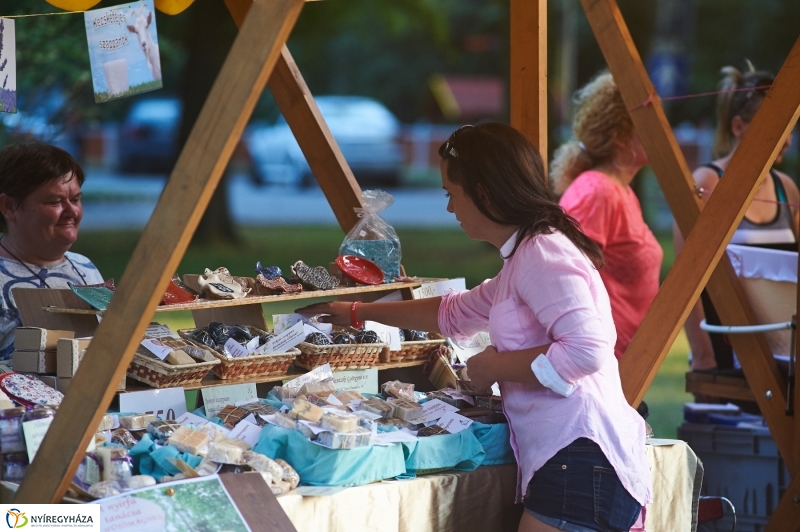 Kis esti zene Sóstón - fotó Szarka Lajos