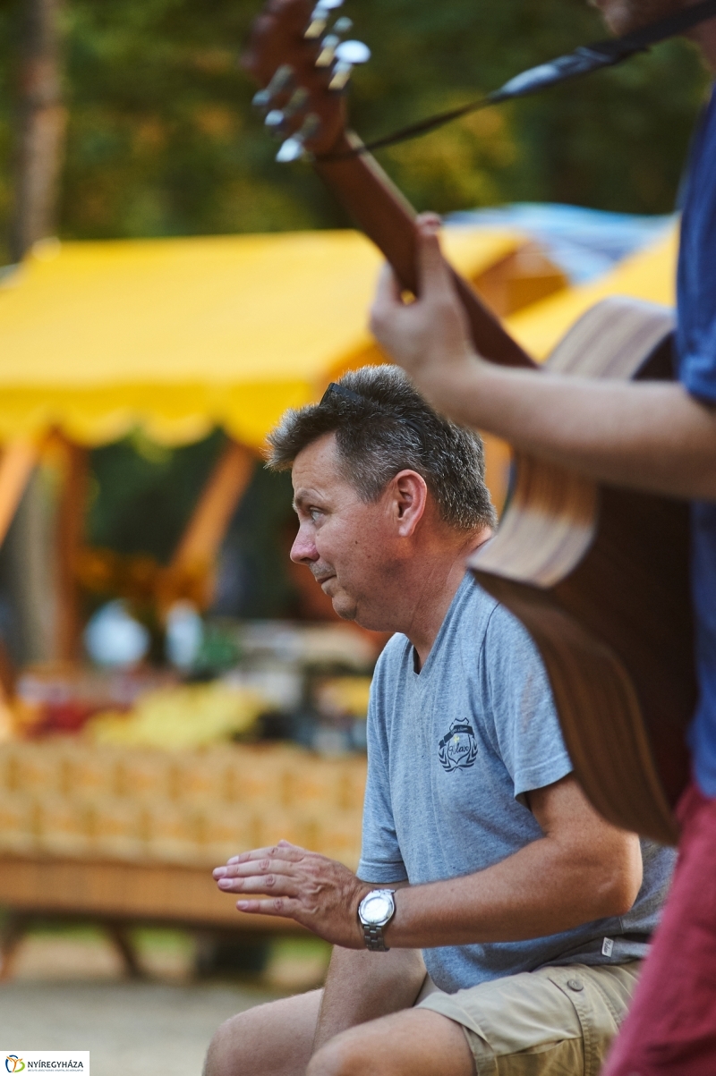 Kis esti zene Sóstón - fotó Szarka Lajos