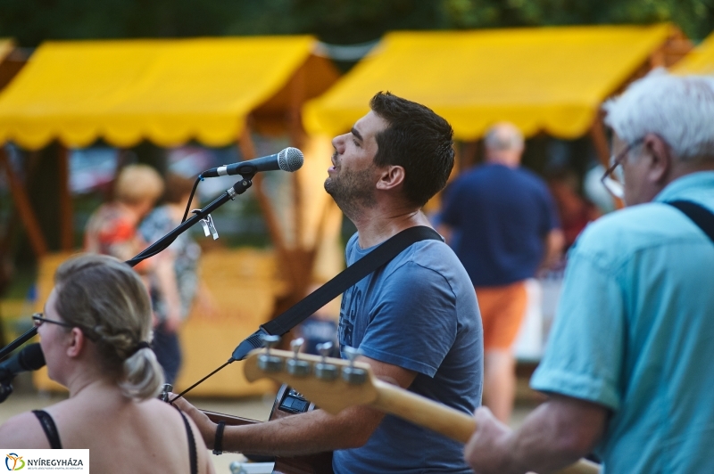 Kis esti zene Sóstón - fotó Szarka Lajos