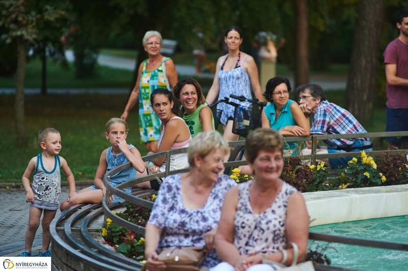 Kis esti zene Sóstón - fotó Szarka Lajos