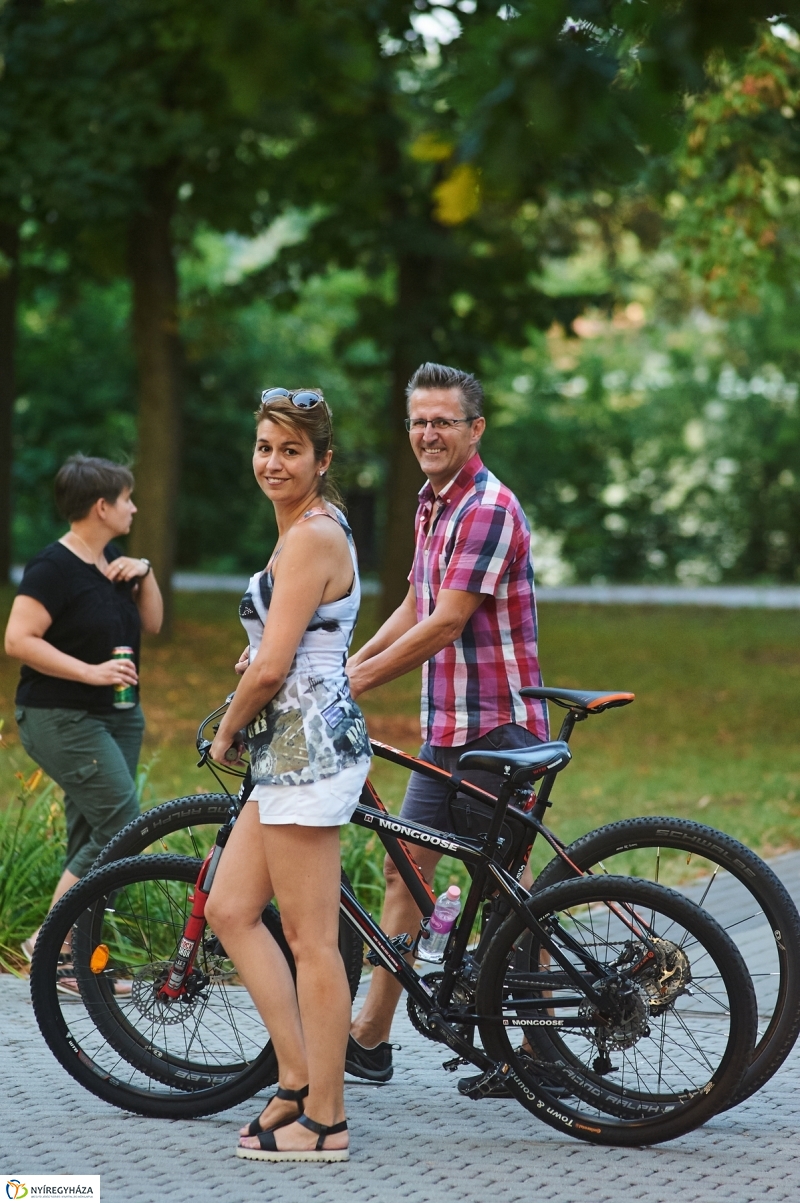 Kis esti zene Sóstón - fotó Szarka Lajos