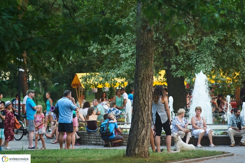 Kis esti zene Sóstón - fotó Szarka Lajos