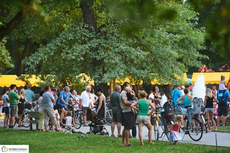 Kis esti zene Sóstón - fotó Szarka Lajos