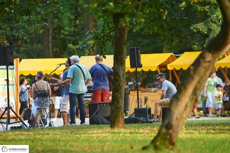 Kis esti zene Sóstón - fotó Szarka Lajos