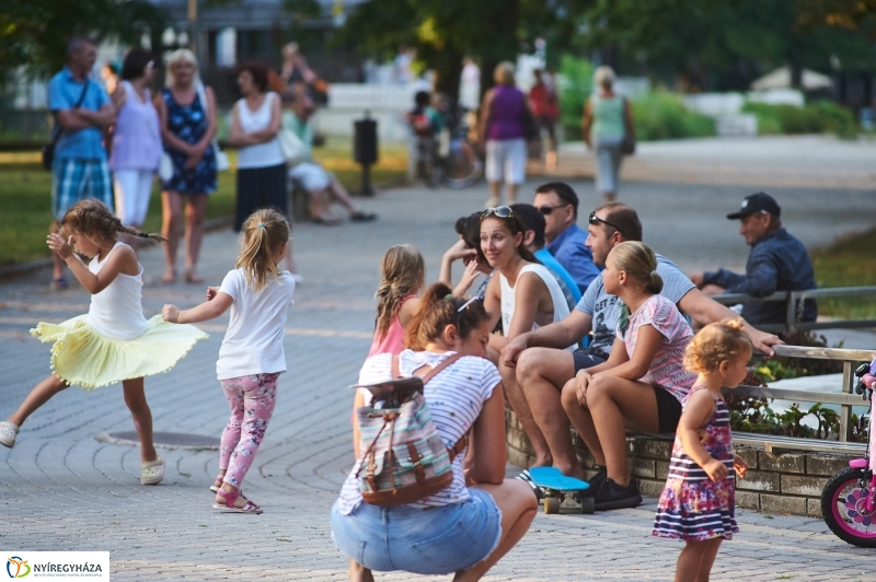 Kis esti zene Sóstón - fotó Szarka Lajos