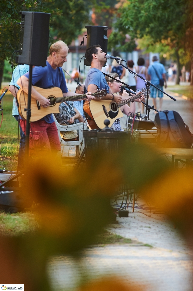 Kis esti zene Sóstón - fotó Szarka Lajos