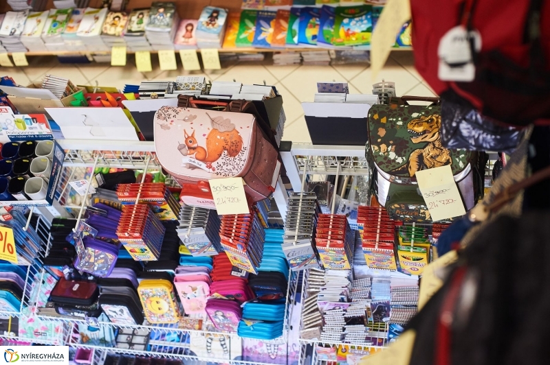 Tanszer vásár - fotó Szarka Lajos