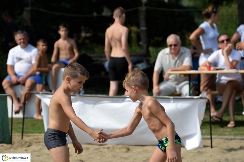 Strandbirkózás a Parkfürdő területén