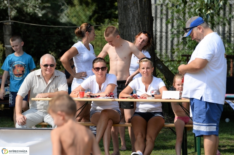 Strandbirkózás a Parkfürdő területén