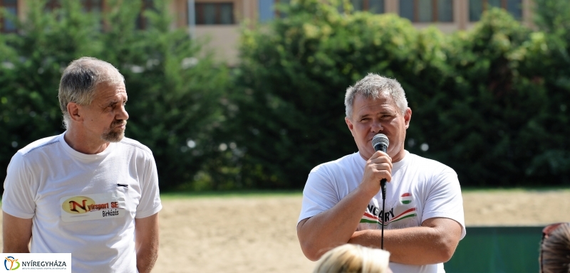 Strandbirkózás a Parkfürdő területén
