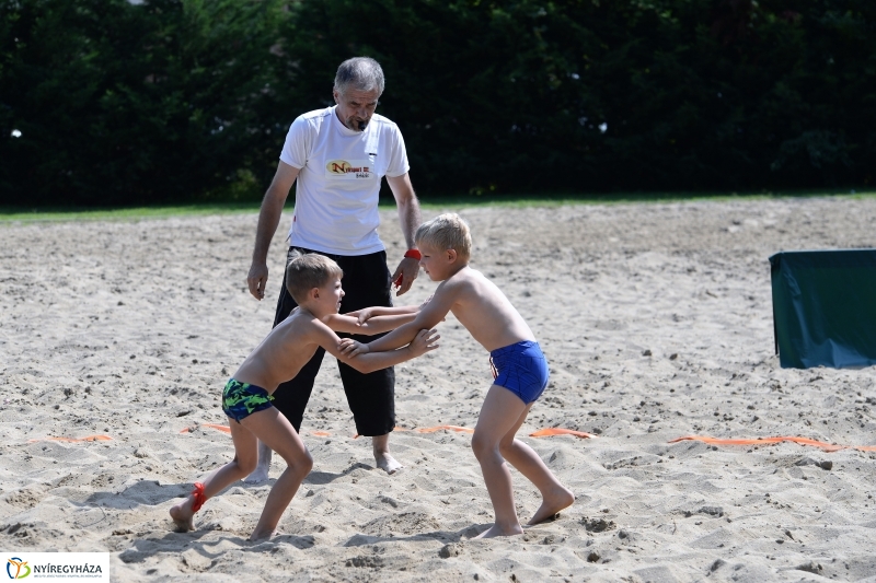 Strandbirkózás a Parkfürdő területén