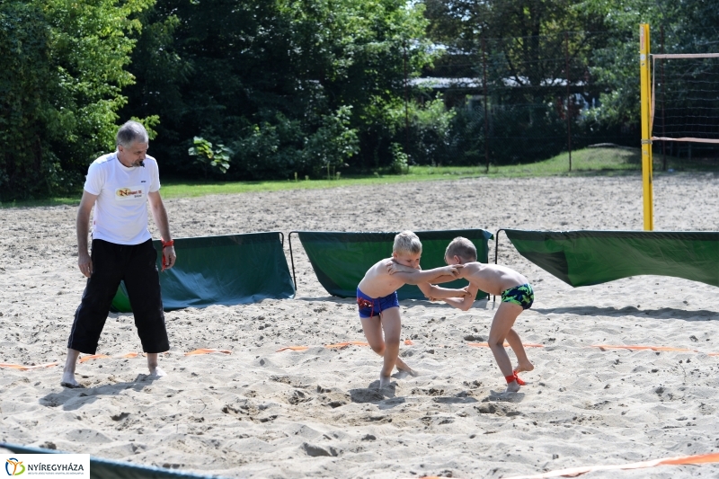 Strandbirkózás a Parkfürdő területén