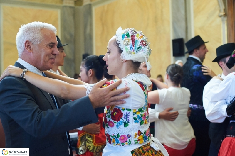 Néptáncosok a Városházán - fotó Szarka Lajos