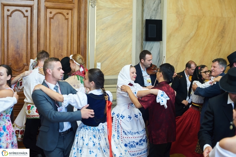 Néptáncosok a Városházán - fotó Szarka Lajos