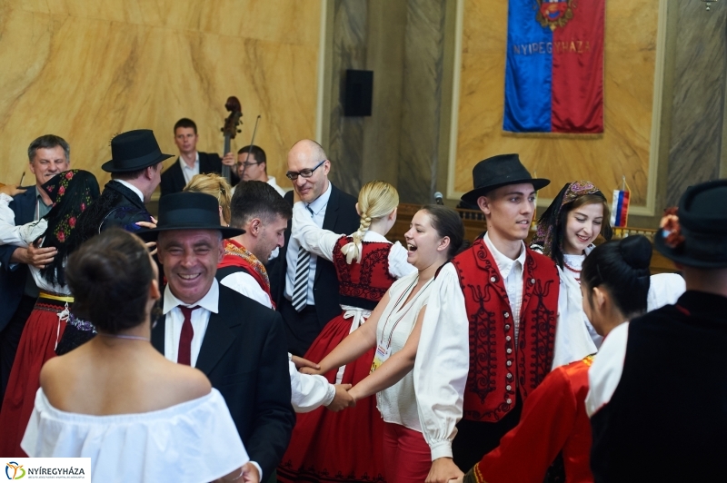 Néptáncosok a Városházán - fotó Szarka Lajos