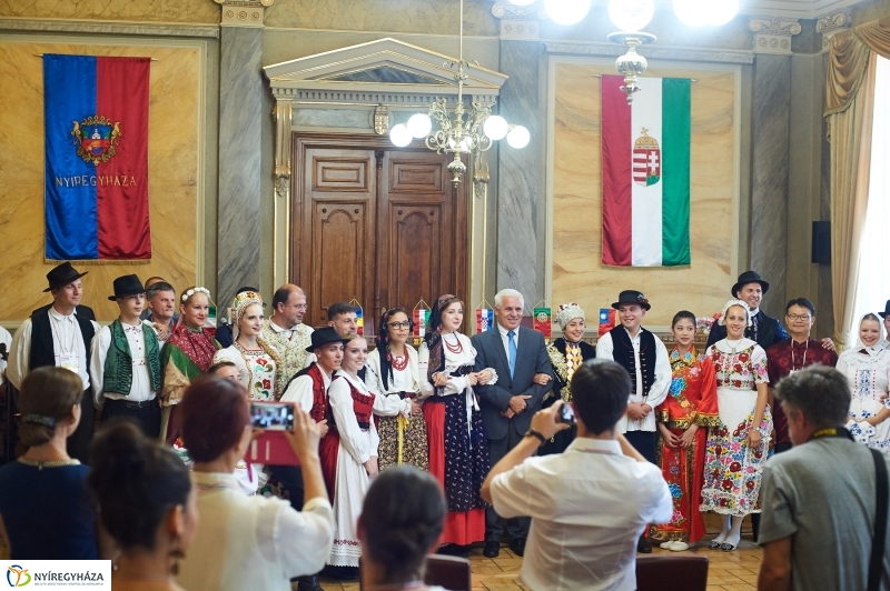 Néptáncosok a Városházán - fotó Szarka Lajos