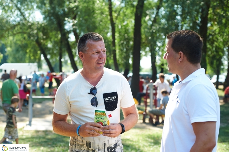 Úszó alkalmatlanságok - fotó Szarka Lajos