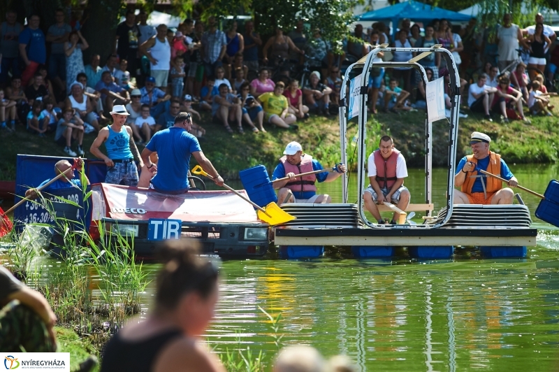 Úszó alkalmatlanságok - fotó Szarka Lajos