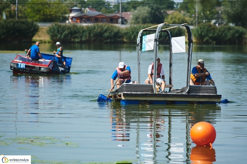 Úszó alkalmatlanságok - fotó Szarka Lajos