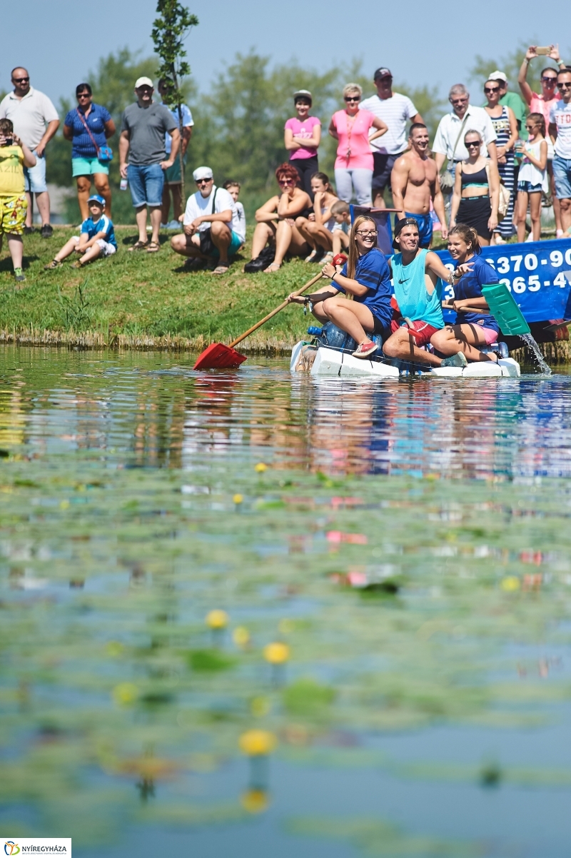 Úszó alkalmatlanságok - fotó Szarka Lajos
