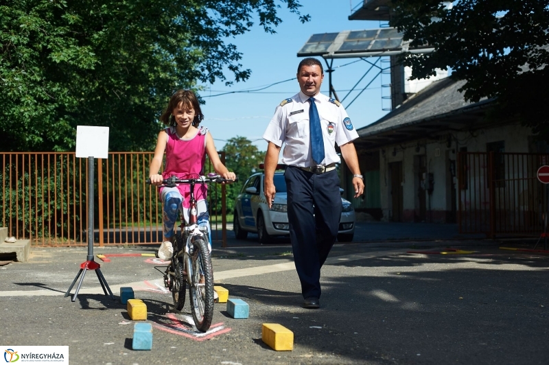 Biztonságos kerékpározás - fotó Szarka Lajos