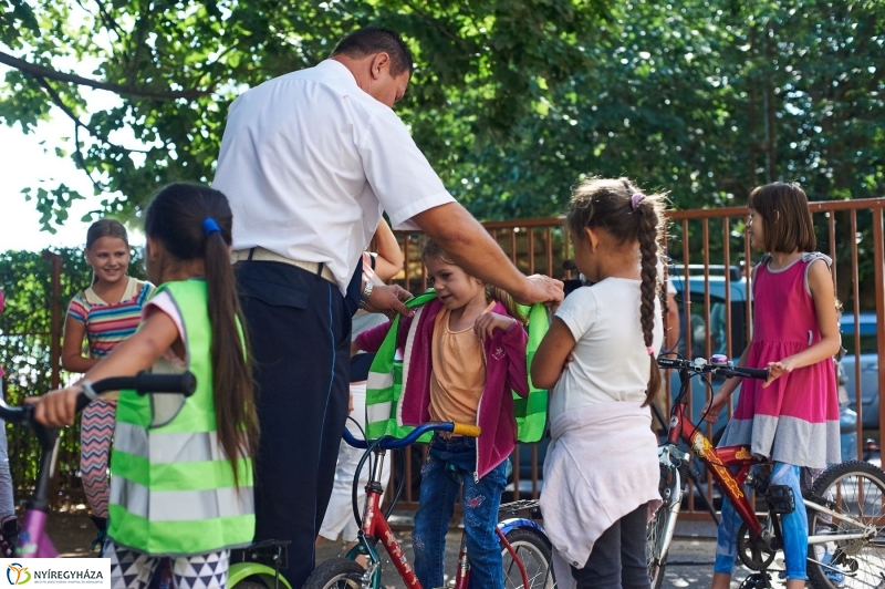 Biztonságos kerékpározás - fotó Szarka Lajos