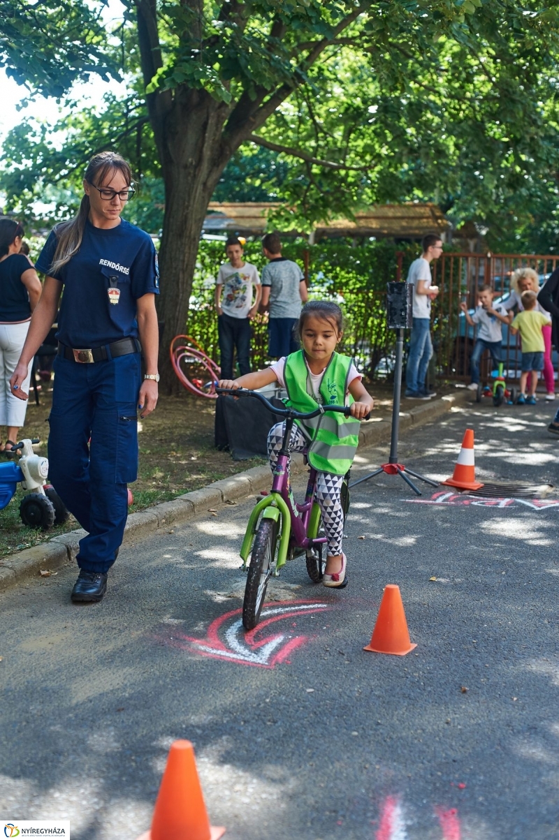 Biztonságos kerékpározás - fotó Szarka Lajos