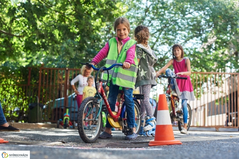 Biztonságos kerékpározás - fotó Szarka Lajos