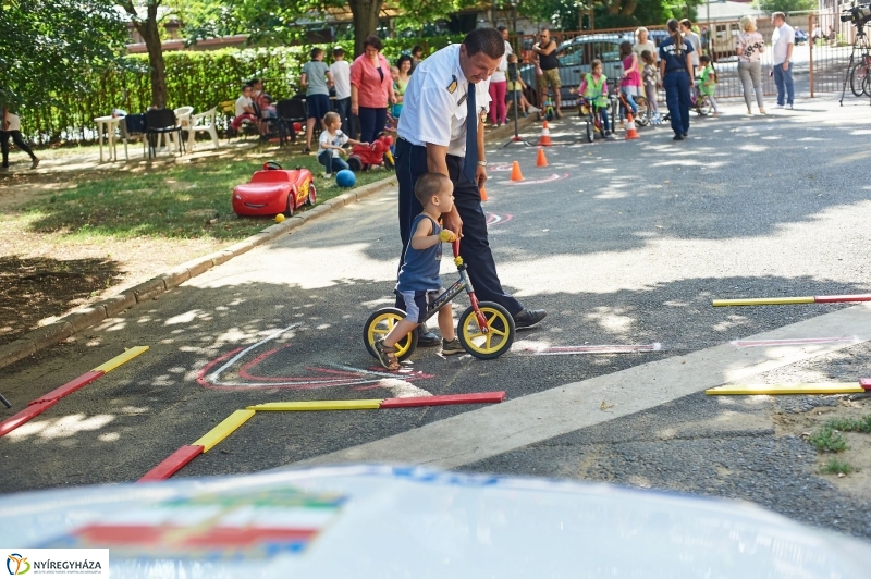 Biztonságos kerékpározás - fotó Szarka Lajos