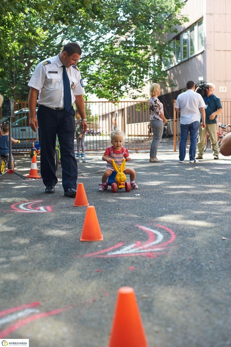 Biztonságos kerékpározás - fotó Szarka Lajos