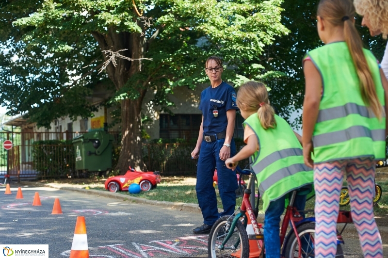 Biztonságos kerékpározás - fotó Szarka Lajos
