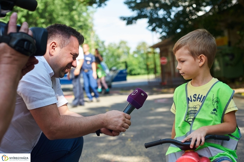Biztonságos kerékpározás - fotó Szarka Lajos