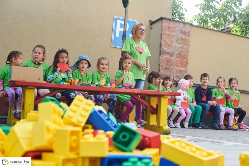 LEGO adomány az ovisoknak - fotó Szarka Lajos