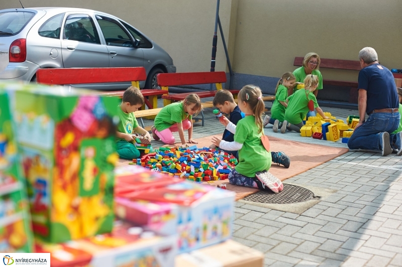 LEGO adomány az ovisoknak - fotó Szarka Lajos