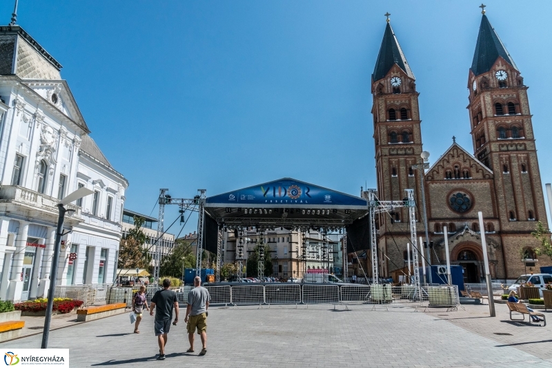Belvárosi hangulatkékepek a Vidor Fesztivál előkészületeiről - fotó Kohut Árpád