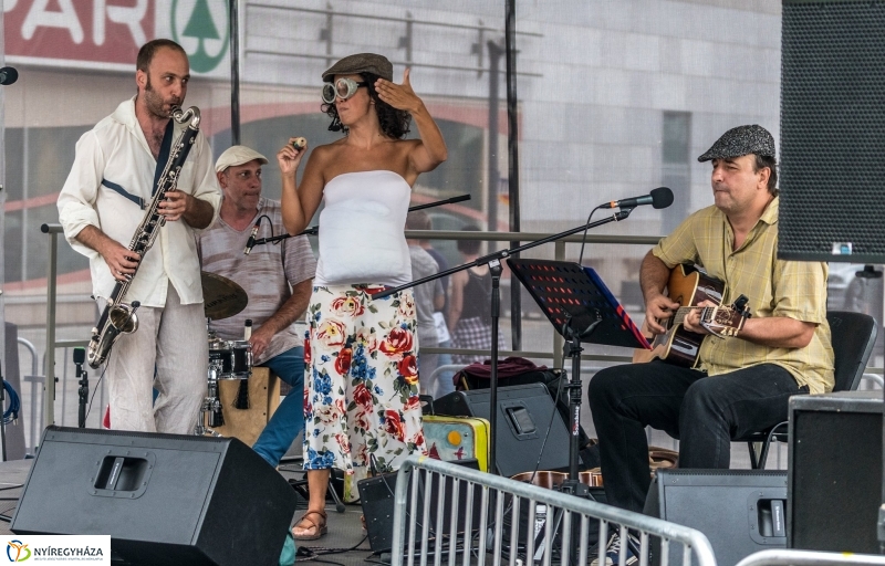 Kárász Eszter és az Eszterlánc mesezenekar - fotó Kohut Árpád