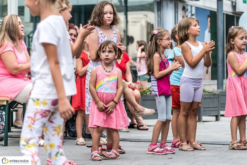 Kárász Eszter és az Eszterlánc mesezenekar - fotó Kohut Árpád