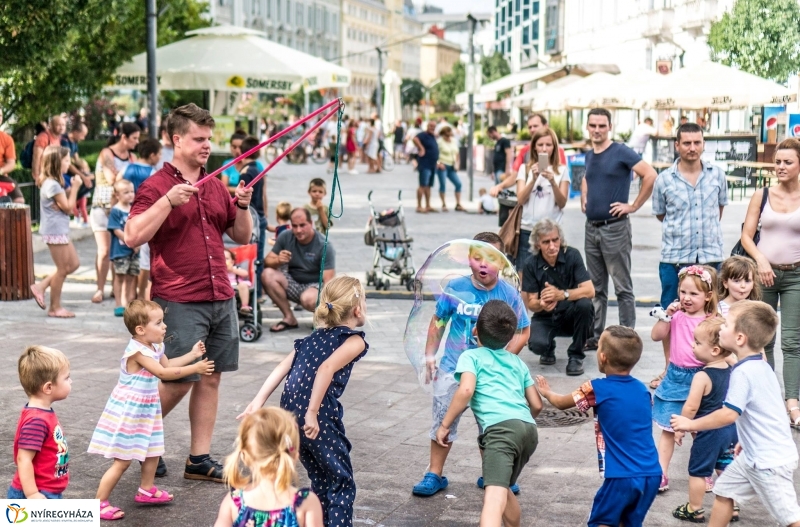 Keleti Front a sétálóban - fotó Kohut Árpád