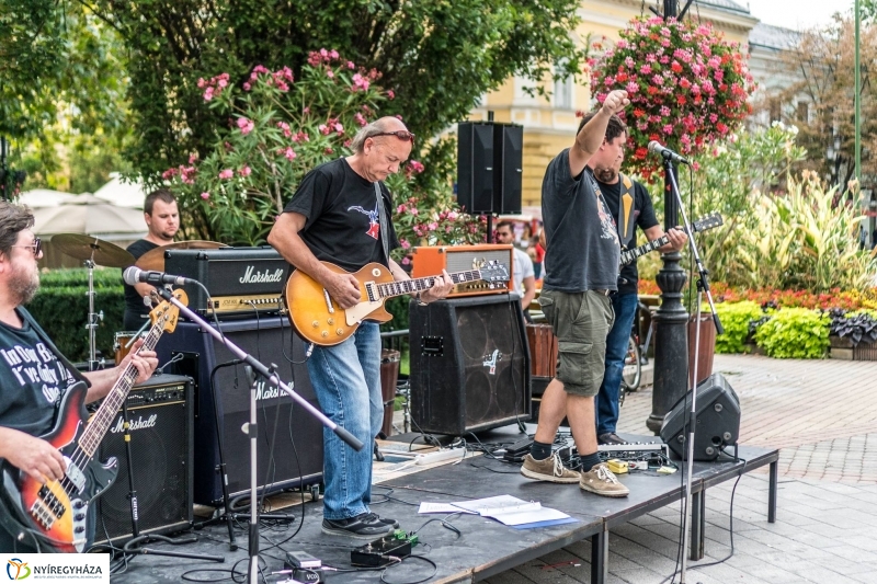 Keleti Front a sétálóban - fotó Kohut Árpád